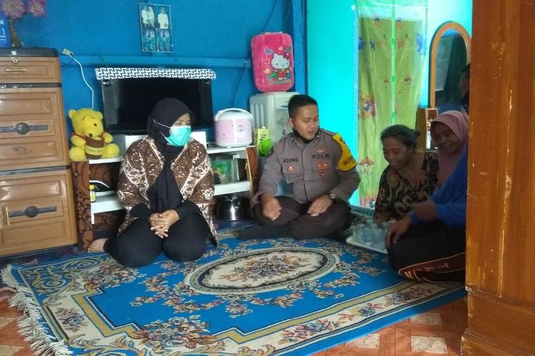 Bidan Desa Medanglayang, Kakay Karniawati didampingi Bhabinkamtibmas Polsek Panumbangan, mendatangi rumah Dedeh di Dusun Pangligaran.