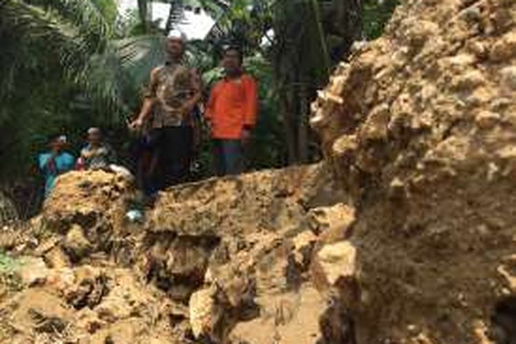 Ketua DPRD Pamekasan Halili Yasin saat meninjau tanggul yang ambruk di Kelurahan Gladak Anyar, Kecamatan Pamekasan setelah diterjang banjir hari Selasa (3/1/2017) kemarin.