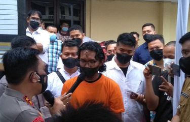 Kapolda Sumut, Irjen Pol RZ Panca Putra Simanjuntak mencecar pertanyaan kepada RP, pria asal Takengon, Aceh yang mengancam mematahkan leher juru parkir yang meminta pembayaran dengan e-toll di Jalan Rahmadsyah, Kecamatan Medan Kota pada Jumat (23/4/2022) sore. RP ditangkap dan meminta maaf kepada Wali Kota Medan, Bobby Afif Nasution.