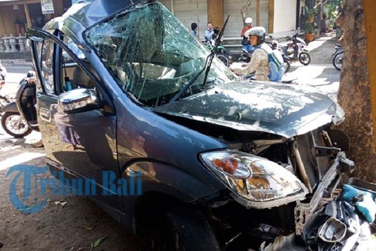 Mobil yang ditumpangi pemain bass band Navicula, Indra Made, ringsek akibat kecelakaan di Gianyar, Bali, Sabtu (24/3/2018) dini hari. Dalam kecelakaan itu kekasih Made, Afi, meninggal dunia sedangkan Made dalam kondisi kritis.