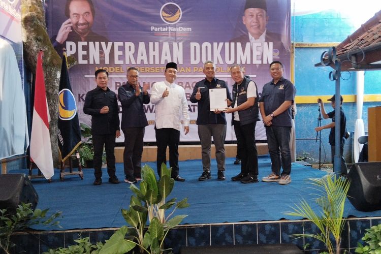 Pasangan bakal calon wali kota dan bakal calon wakil wali kota Bandung M Farhan dan Erwin menerima surat usungan B1KWK dari Ketua Dewan Pimpinan Wilayah (DPW) Partai Nasdem Jawa Barat, Saan Mustopa, Selasa (20/8/2024).