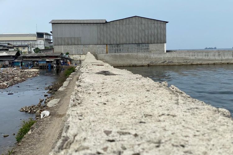 Tanggul membatasi antara laut dengan permukaan daratan di Muara Baru, Pejaringan, Jakarta Utara. Tanggul beton setinggi 1,5 meter ini berfungsi menahan air laut agar tak melimpas ke daratan.