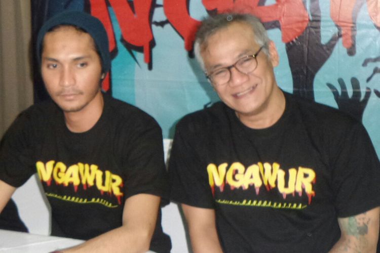 Tio Pakusadewo (kanan) dan Rangga Nattra memberi penjelasan tentang film Ngawur dalam jumpa pers di kawasan Bangka, Jakarta Selatan, pada Kamis (14/7/2017).