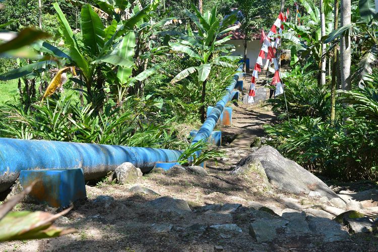 Pipa untuk mengalirkan air ke pembangkit listrik tenaga mikro hidro (PLTMH) di Desa Karangtengah, Kecamatan Cilongok, Kabupaten Banyumas. Foto Diambil pada Rabu (29/6/2022). 