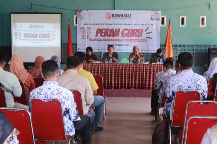 Guru PPKN saat sosialisasi pemilu dan pengawasan partisiparif di Manggar, Belitung Timur, Bangka Belitung, Kamis (3/11/2022).