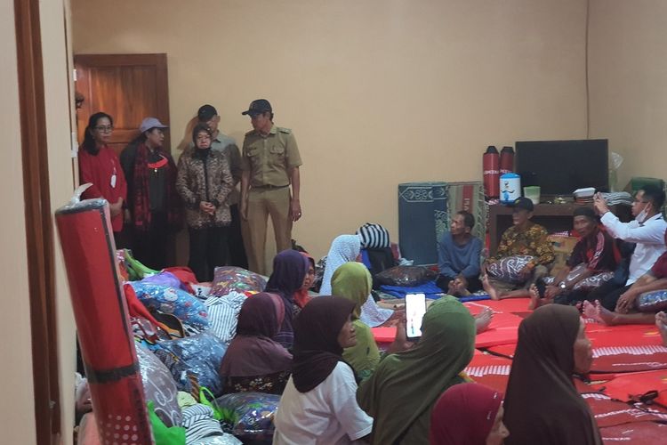Menteri Sosial RI Tri Rismaharini saat mengunjungi posko pengungsian di Kalurahan Candirejo, Semin, Gunungkidul, DI Yogyakarta. Senin (21/11/2022)