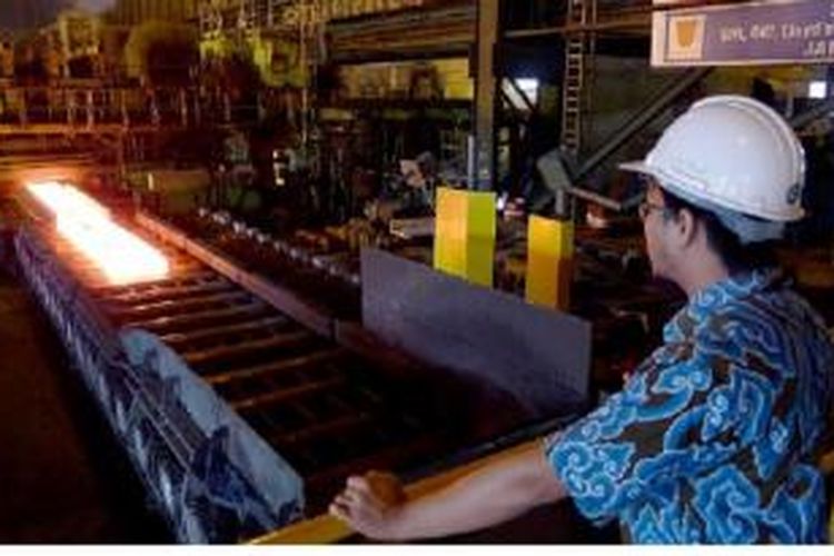 Pegawai Krakatau Steel memantau pembuatan lembaran baja panas di Cilegon, Banten, Jumat (24/4/2015). Cilegon sebagai kota industri banyak menarik investor berkat kelengkapan infrastruktur, seperti jalan tol, pelabuhan, dan stasiun kereta. Kota itu dikenal sebagai penghasil baja.