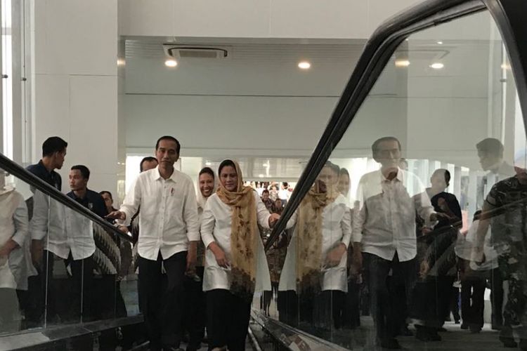 Presiden Joko Widodo dan Ibu Negara Iriana meninjau terminal baru Bandara Internasional Ahmad Yani, Semarang, Jawa Tengah, Kamis (7/6/2018).