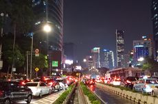 [BERITA FOTO] Jakarta Hujan Disertai Angin Kencang, Monas-Jalan Sudirman Macet Total