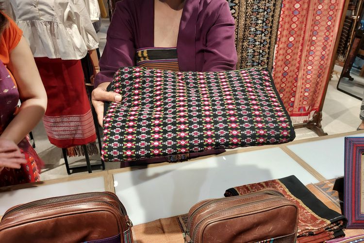 Salah satu produk tenun lokal dari Manggarai, Nusa Tenggara Timur.