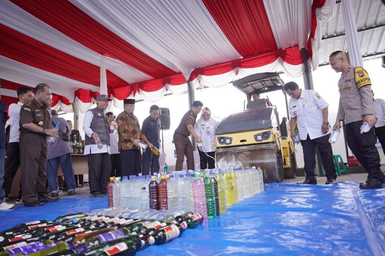 Kejari Klaten Musnahkan Lebih dari 1.000 Botol Miras Ilegal