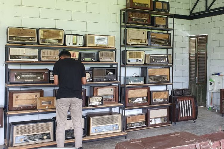 Denny Kusuma and some of his vintage radios