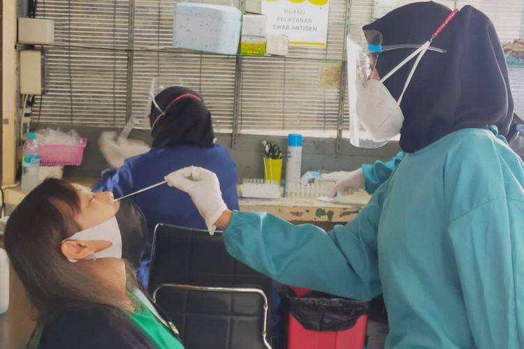 PT KAI Daop 8 Surabaya meniadakan pelayanan pemeriksaan rapid tes PCR dan antigen, bagi para penumpang yang ada di Stasiun Lamongan, Babat dan Bojonegoro.