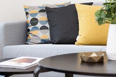 5 Tips Menata Sofa dengan Bantal agar Menarik