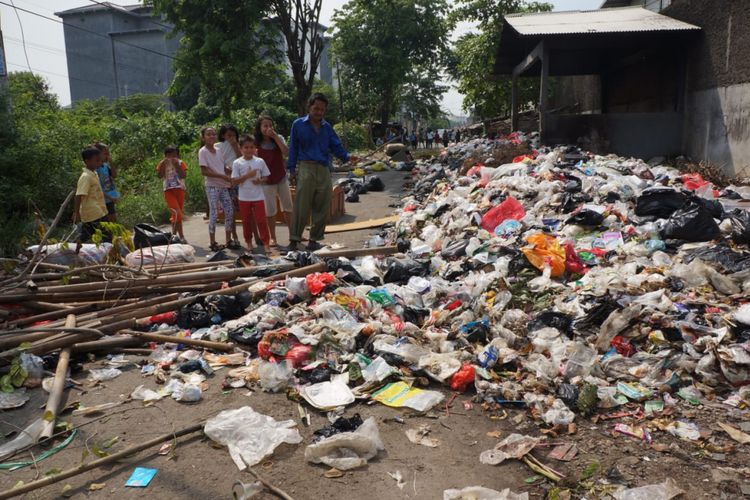 Warga Kampung Sinarmulya, Kelurahan Karawang Wetan, Kecamatan Karawang Timur, Kabupaten Karawang, memblokir Jalan Otto Iskandardinata, Kamis (13/12/2018). Mereka meminta Pemkab Karawang mengangkut sampah yang menggunung di bahu jalan.