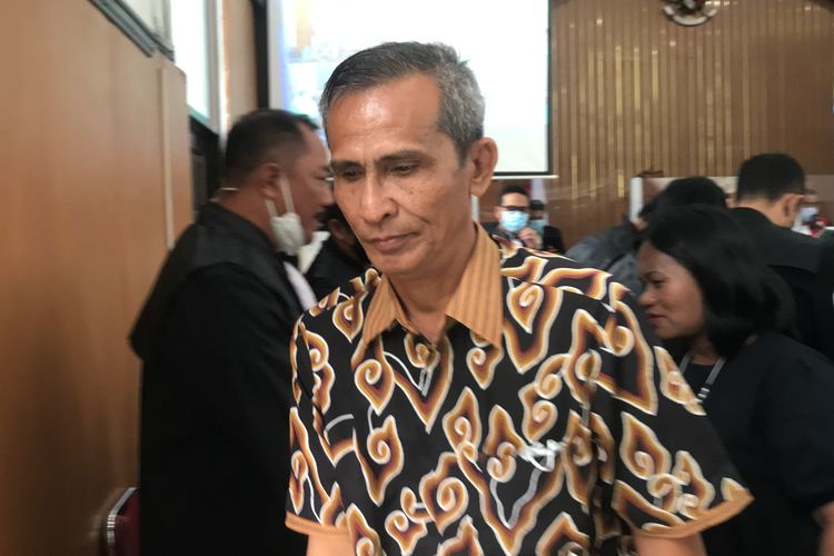 Ayah Nofriansyah Yosua Hutabarat atau Brigadir J, Samuel Hutabarat usai menjadi saksi dalam persidangan terdakwa Ricky Rizal dan Kuat Ma’ruf di Pengadilan Negeri (PN) Jakarta Selatan, Rabu (2/11/2022).