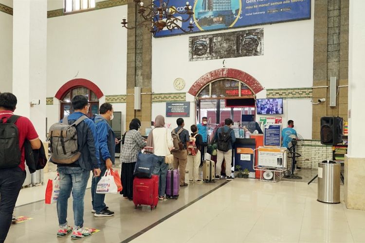 Penumpang kereta api di Stasiun Tawang Semarang 