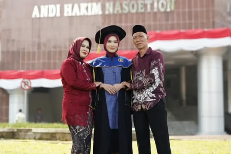 Ngatino Hanya Lulusan SD, Berhasil Antarkan Anak Jadi Lulusan Terbaik IPB