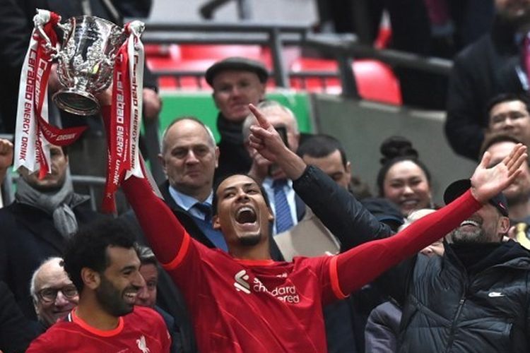 Bek Liverpool asal Belanda Virgil van Dijk memegang trofi Carabao Cup setelah pertandingan sepak bola final Piala Liga Inggris antara Chelsea dan Liverpool di Stadion Wembley, London barat laut pada 27 Februari 2022. 