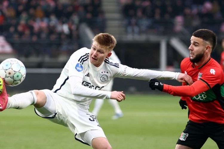 Aksi pemain NEC Nijmegen, Calvin Verdonk, dalam pertandingan Eredivisie melawan Ajax Amsterdam pada 3 Desember 2023. 