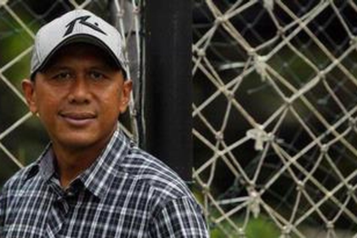 Pelatih Pelita Jaya, Rahmad Darmawan, berfoto di lapangan futsal Kompas Gramedia, setelah melayani Live Chat dengan pembaca Kompas.com, Jumat (18/5/2012).