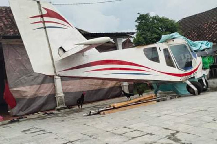 Pesawat jenis STOL karya Suyanto, sedang diparkir di depan rumahnya di Desa Sumberagung, Kecamatan Modo, Lamongan.