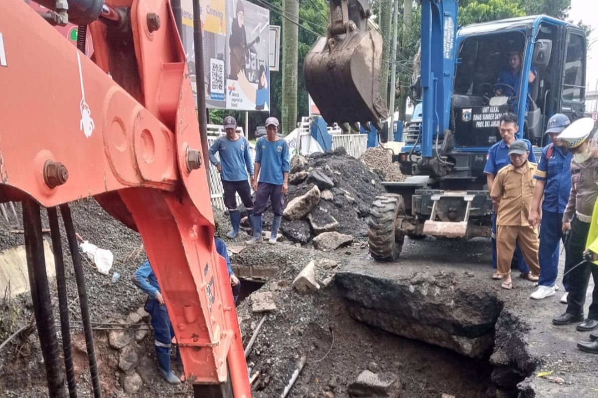 Isa - Separuh Jalan di RA Kartini Ambles karena Gorong-Gorong Pecah, Materialnya Disebut Tak Kuat