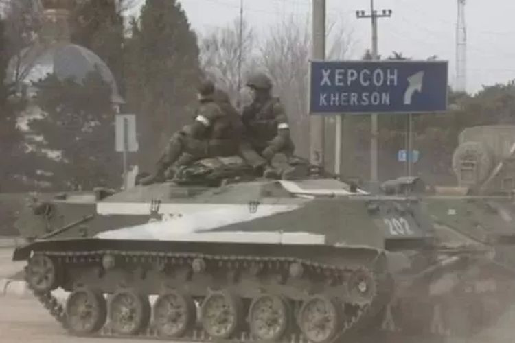 Kendaraan lapis baja Rusia dilaporkan menuju Kyiv.

