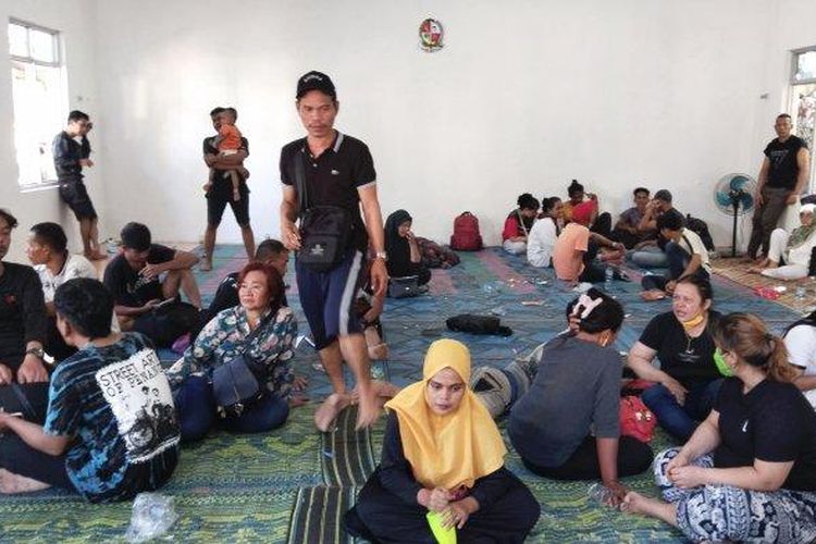 Para TKI berkumpul di aula Kantor Camat Pantai Labu Kabupaten Deli Serdang Rabu, (10/1/2024).  
