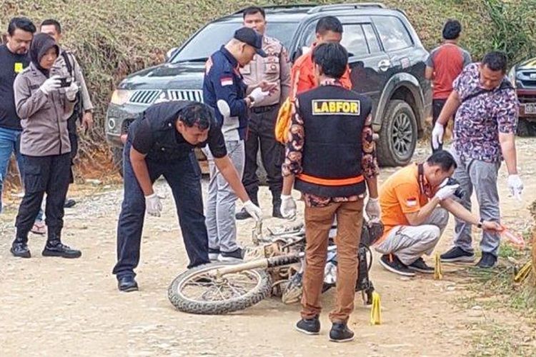 Polres Langkat dan Polda Sumut saat melakukan olah tempat kejadian perkara (TKP) di Devisi I, Desa Besilam Bukit Lambasa (BL), Kecamatan Wampu, Kabupaten Langkat, Jumat (27/1/2023). 