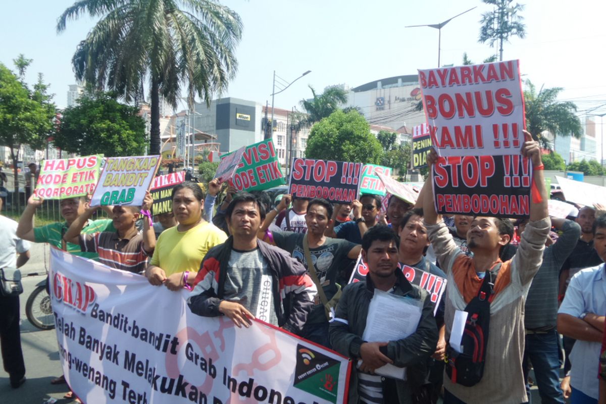 Sejumlah pengemudi Grabcar melakukan unjuk rasa  di kantor PT Grab Indonesia yang berlokasi di Maspion Plaza, Jakarta Utara, Selasa (4/7/2017)