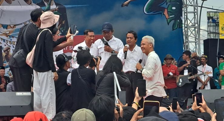 Momen Wajah Ganjar Dielus dan Dicium Penyandang Tunanetra di Balikpapan