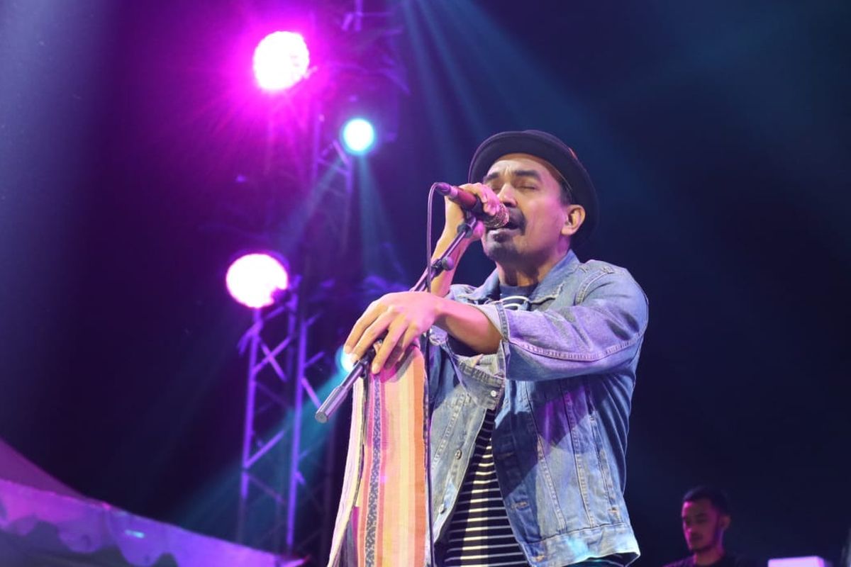 Glenn Fredly beraksi di Prambanan Jazz hari terakhir, yang digelar di Kompleks Candi Prambanan, Yogyakarta, Minggu (7/7/2019).