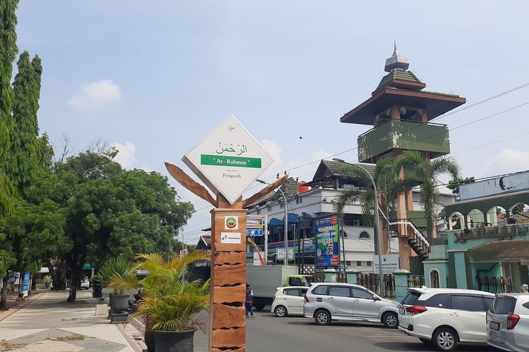 Tiang Lampu Bertuliskan Lafal Asmaul Husna Dipasang di Alun-alun Blora, Rabu (5/5/2021)