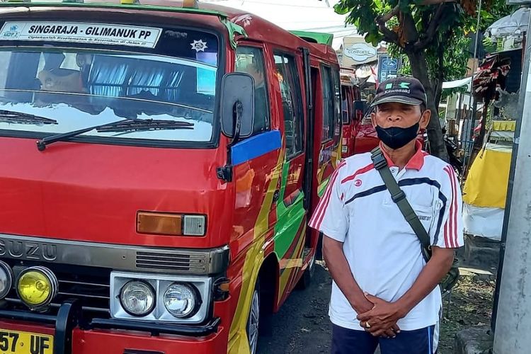 I Dewa Made Gunawan (65) salah satu sopir angkutan di Kabupaten Buleleng, Provinsi Bali mengeluhkan kenaikan BBM.