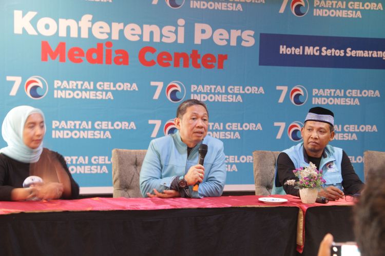 Ketua Umum Partai Gelora, Anis Matta (tengah), dalam konferensi pers di sela konsolidasi pemenangan Partai Gelora di Jawa Tengah, di Semarang, Jawa Tengah, Minggu (10/12/2023).