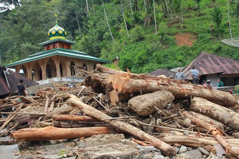 Banjir Bandang di Mandailing Natal, Kayu Berserakan, Batu Besar Bertumpuk di Sana Sini