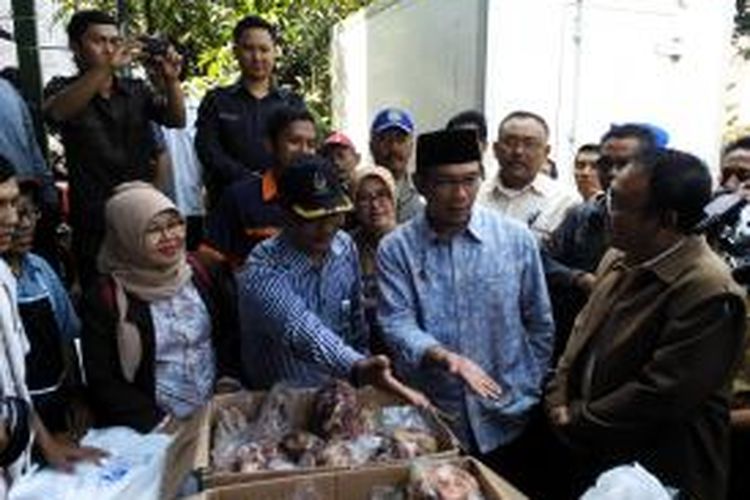 Wali Kota Bandung, Ridwan Kamil saat meninjau operasi pasar daging sapi di Pasar Kosambi Kota Bandung, Selasa (11/8/2015).