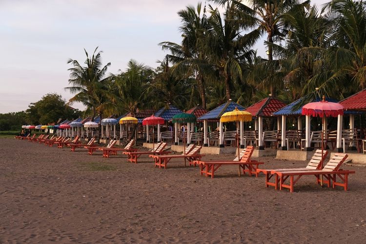 Ilustrasi tempat bersantai di Pantai Akkarena, Kota Makassar, Sulawesi Selatan. 
Salah satu tempat merayakan malam tahun baru 2024 di Makassar