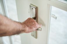 Berapa Tinggi Handle Pintu yang Ideal? Begini Cara Mengukurnya