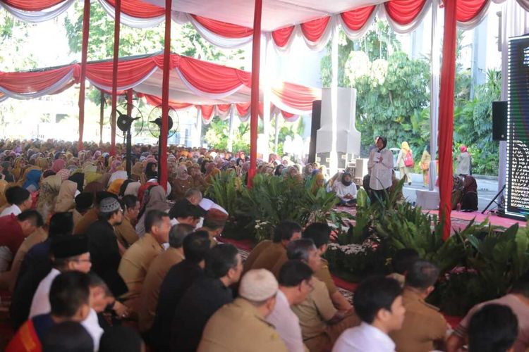 Walikota Surabaya Tri Rismaharini menggelar doa bersama lintas agama di Taman Surya, Balai Kota Surabaya, Senin (2/3/2020), agar warga Surabaya dapat terhindar dari penyebaran virus corona.