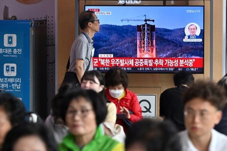 Orang-orang menonton layar televisi yang menayangkan siaran berita dengan rekaman file peluncuran roket Korea Utara, di Stasiun Kereta Api Seoul di Seoul pada Rabu (31/5/2023). Militer Korea Selatan mengatakan, Korea Utara telah meluncurkan satelit mata-mata yang diklaim pada 31 Mei.