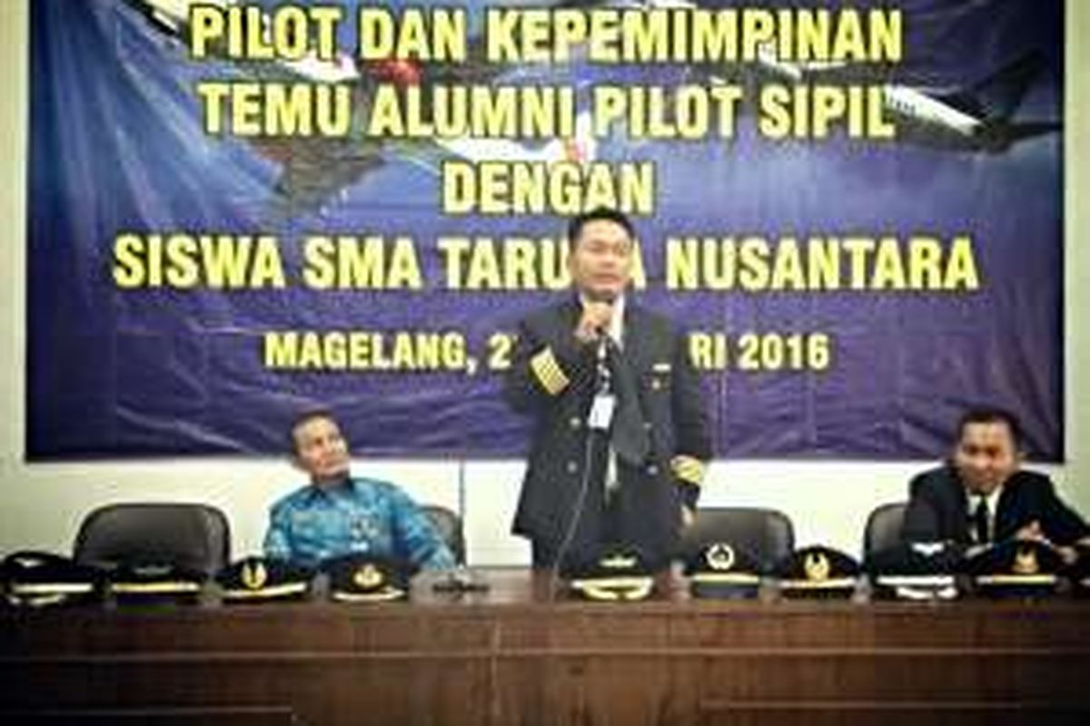 Captain Pilot Miftakhul Ahsan (berdiri) sedang berbagi pengalaman dan pengetahuan mengenai profesi pilot di depan siswa SMA Taruna Nusantara Magelang