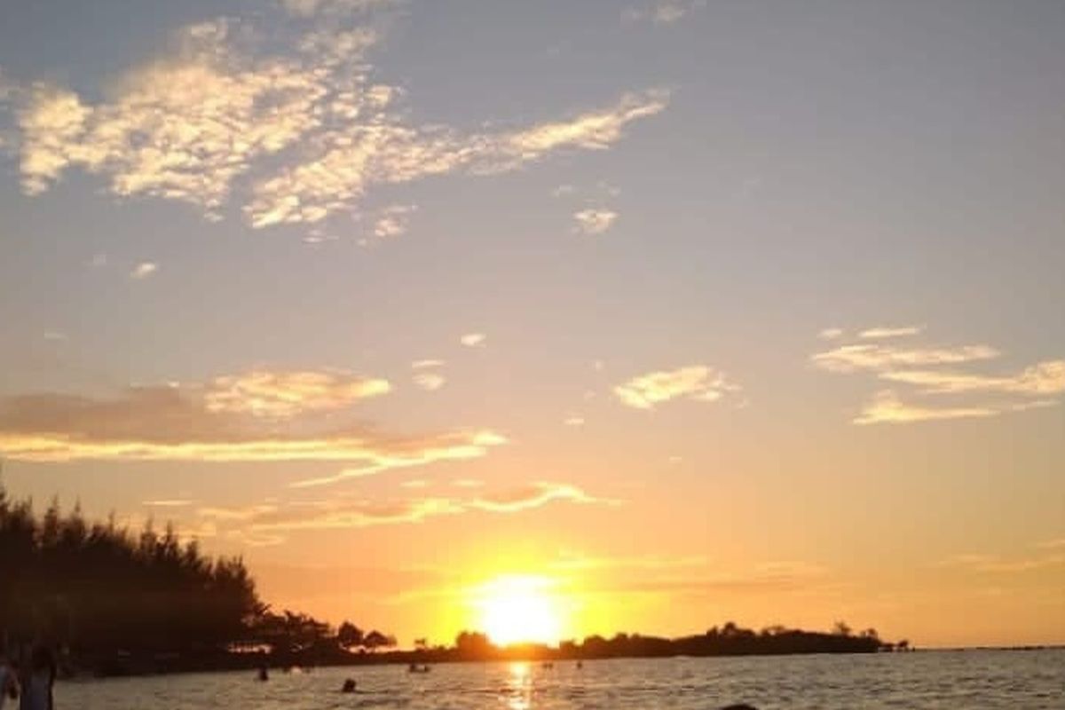 Salah satu keindahan Pantai Blebak Jepara adalah keindahan sunsetnya. Pantai Blebak Jepara terletak di Jepara ,Jawa Tengah.   