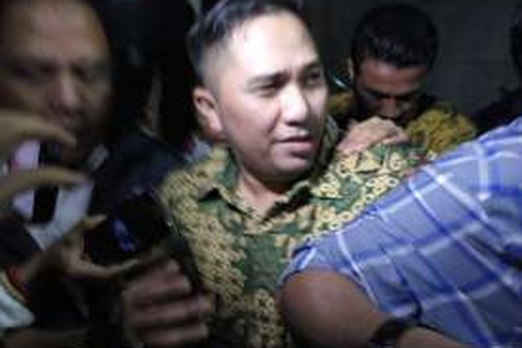 Anggota DPR RI Fraksi PPP, Ivan Safriansyah alias Ivan Haz saat akan dibawa keruang tahanan Polda Metro Jaya pada Senin (29/2/2016). Ivan resmi ditahan terksit kasus Kekerasan Dalam Rumah Tangga (KDRT) yang ia lakukan terhadap pembantu rumah tangganya Toipah (20)