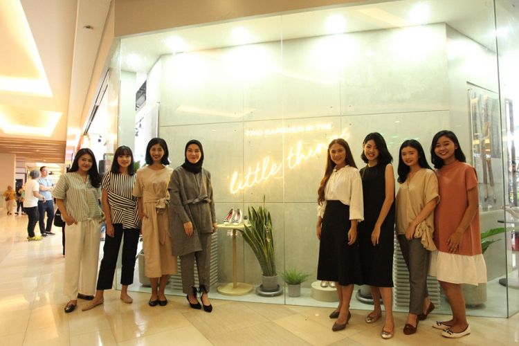 Brand Manager The Little Things She Needs Yade Hanifa dan penyangi Nadin Amizah bersama para model yang memeragakan koleksi sepatu baru The Little Things She Needs pada peresmian rebranding The Little Things She Needs di Mal Kota Kasablanka, Jumat (2/3/2019). 