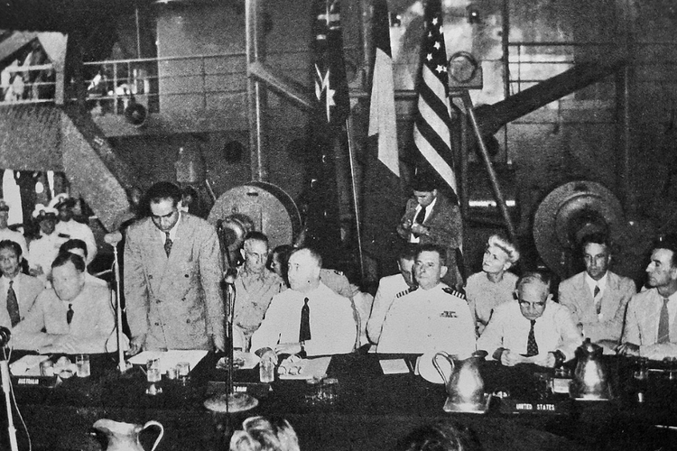 Negosiasi berlangsung antara republik Indonesia dan Belanda di USS Renville berlabuh di Teluk Jakarta pada tanggal 8 Desember 1947