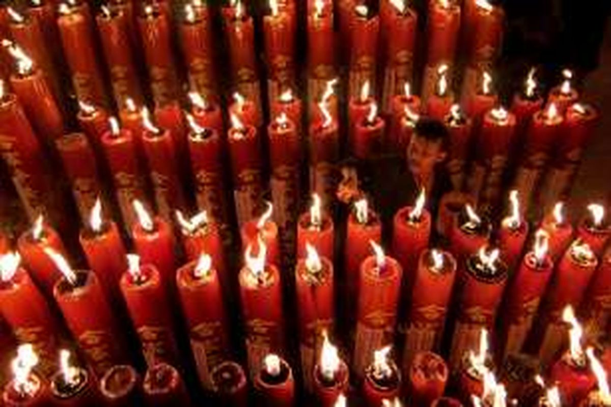 Lilin-lilin pengantar doa keberuntungan dinyalakan dalam menyambut Tahun Baru Imlek 2566 di Klenteng Dharma Ramsi, Cibadak, Kota Bandung, Jawa Barat, Kamis (19/2/2016). Warga Tionghoa menyambut gembira dengan beramai-ramai mendatangi tempat ibadah Klenteng untuk berdoa dengan khidmat serta merayakannya penuh sukacita.