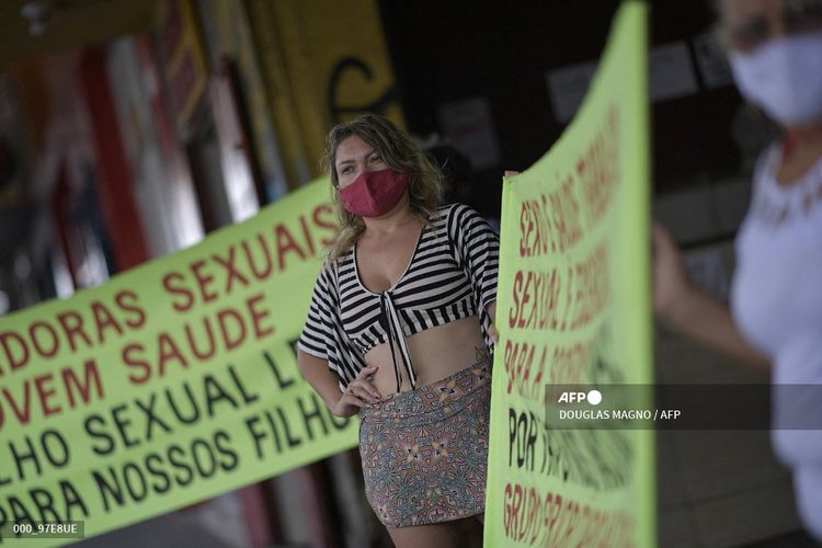 Para Pekerja Seks Komersial (PSK) di Rua Gualcurus, area utama di Belo Horizonte, Brasil, berdemonstrasi pada 5 April 2021. Mereka menuntut pemerintah Brasil agar menempatkan mereka sebagai prioritas penerima vaksin Covid-19.