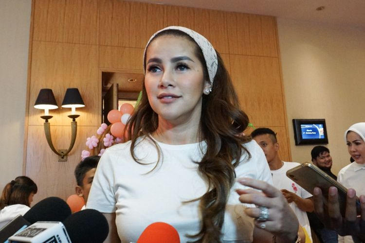 Artis peran Olla Ramlan saat menghadiri ulang tahun putri Andhika Pratama dan Ussy Sulistiawaty di JW Marriott Hotel, Mega Kuningan, Jakarta Selatan, Minggu (4/3/2018)